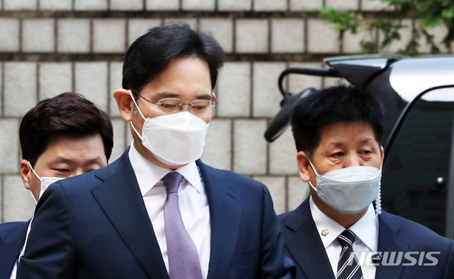 [서울=뉴시스] 박주성 기자 = 이재용 삼성전자 부회장이 지난 8일 오전 서울 서초구 서울중앙지법에 자본시장법 위반(부정거래 및 시세조종 행위) 혐의와 외부감사법 위반 혐의에 대한 구속 전 피의자심문(영장실질심사)을 받기 위해 출석하고 있다. 2020.06.08. photo@newsis.com