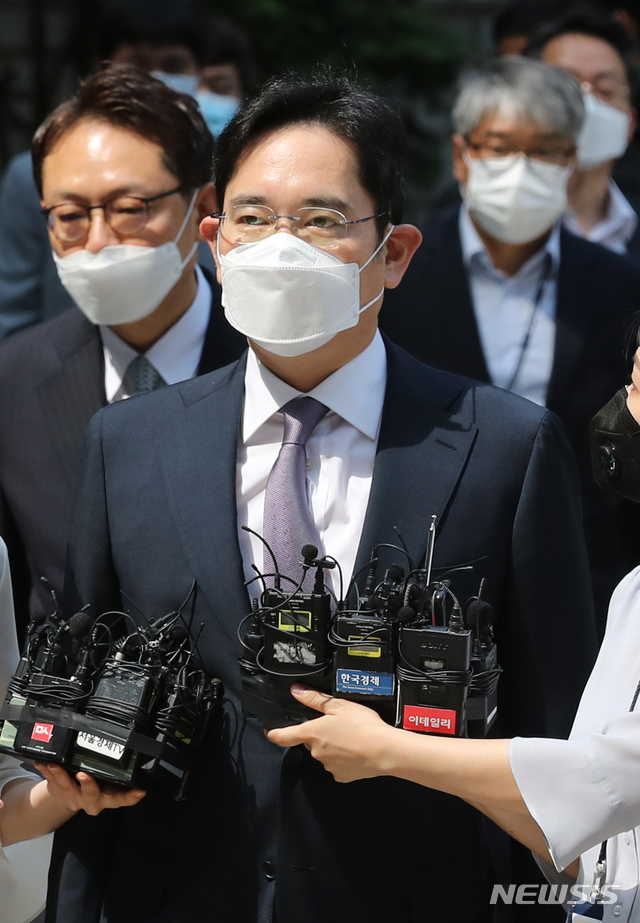 [서울=뉴시스] 박주성 기자 = 이재용 삼성전자 부회장이 8일 오전 서울 서초구 서울중앙지법에 자본시장법 위반(부정거래 및 시세조종 행위) 혐의와 외부감사법 위반 혐의에 대한 구속 전 피의자심문(영장실질심사)을 받기 위해 출석하고 있다. 2020.06.08.photo@newsis.com