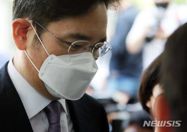 [서울=뉴시스] 박주성 기자 = 불법 경영승계 의혹을 받는 이재용 삼성전자 부회장이 8일 오전 서울 서초구 서울중앙지방법원에서 열린 영장실질심사(구속 전 피의자 심문)에 출석하고 있다. 2020.06.08.photo@newsis.com