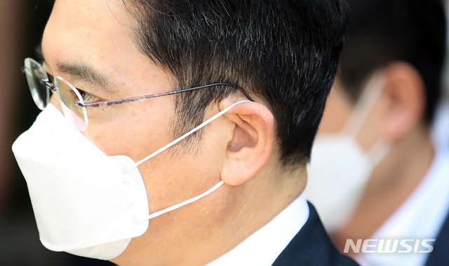 [서울=뉴시스] 박주성 기자 = 불법 경영승계 의혹을 받는 이재용 삼성전자 부회장이 8일 오전 서울 서초구 서울중앙지방법원에서 열린 영장실질심사(구속 전 피의자 심문)에 출석하고 있다. 2020.06.08. photo@newsis.com
