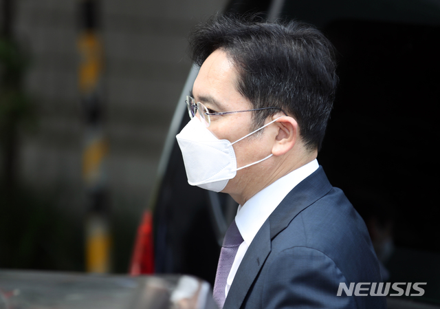 [서울=뉴시스] 박주성 기자 = 불법 경영승계 의혹을 받는 이재용 삼성전자 부회장이 지난 8일 오전 서울 서초구 서울중앙지방법원에서 열린 영장실질심사(구속 전 피의자 심문)에 출석하고 있다. 2020.06.08.photo@newsis.com