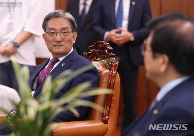 [서울=뉴시스] 장세영 기자 = 노영민 대통령 비서실장이 지난 6월8일 서울 여의도 국회 박병석 국회의장을 예방해 대화를 나누고 있다. 2020.06.08. photo@newsis.com