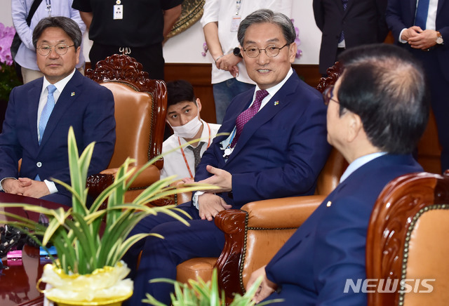 [서울=뉴시스] 장세영 기자 = 노영민 대통령 비서실장이 8일 서울 여의도 국회 박병석 국회의장을 예방해 대화를 나누고 있다. 2020.06.08. photo@newsis.com