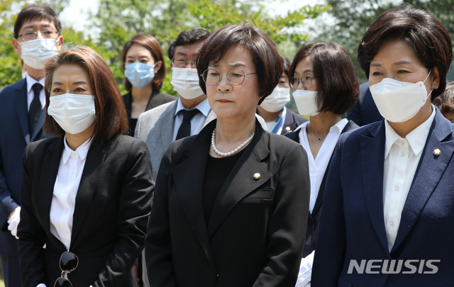 [서울=뉴시스] 박미소 기자 = 김상희(앞줄 왼쪽 두번째) 국회부의장을 비롯한 더불어민주당 여성 의원들. 2020.06.08. misocamera@newsis.com