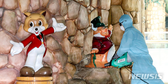 [서울=뉴시스]김병문 기자 = 롯데월드가 지난 5일 중랑구 원묵고등학교 신종 코로나바이러스 감염증(코로나19) 확진 학생의 방문으로 폐쇄된 가운데 8일 오후 서울 송파구 롯데월드에서 방역 관계자가 방역 소독을 하고 있다. 2020.06.08. dadazon@newsis.com