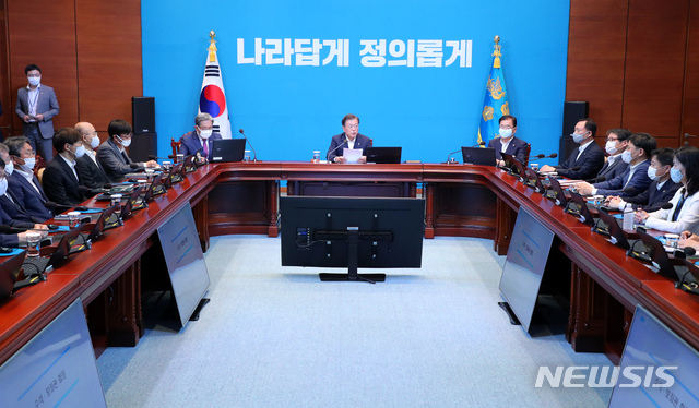 [서울=뉴시스]배훈식 기자 = 문재인 대통령이 8일 청와대 여민관에서 열린 수석·보좌관 회의를 주재하고 있다. 2020.06.08.&nbsp; dahora83@newsis.com