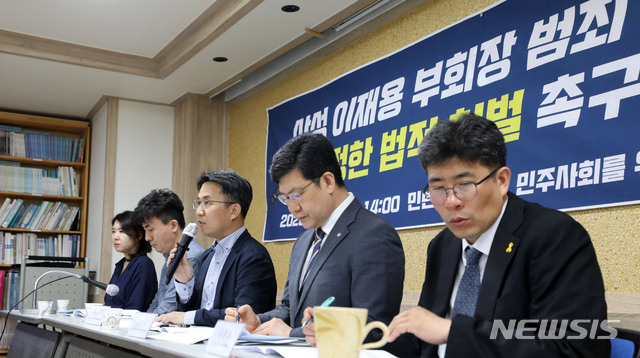 [서울=뉴시스] 박주성 기자 = 홍순탁 참여연대 경제금융센터 실행위원이 8일 오후 서울 서초구 민주사회를 위한 변호사모임 사무실에서 열린 삼성 이재용 부회장 범죄 혐의에 대한 엄정한 법적 처벌 촉구 기자회견에서 삼성바이오로직스 회계사기와 삼성물산 부당합병의 경과를 발표하고 있다. 2020.06.08. park7691@newsis.com