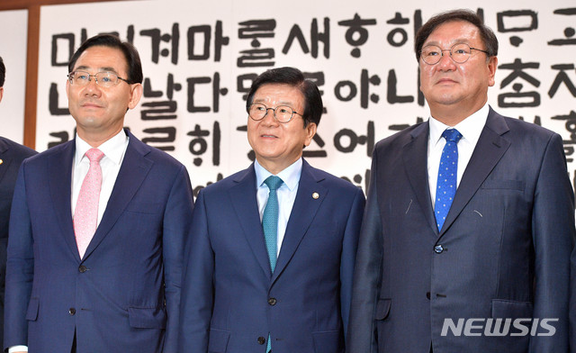 [서울=뉴시스] 장세영 기자 = 박병석 국회의장(가운데)과 주호영 미래통합당 원내대표(왼쪽), 김태년 더불어민주당 원내대표가 8일 국회 의장실에서 21대 국회 원구성 협상을 위한 회동에 참석, 회의 시작에 앞서 포즈를 취하고 있다. 2020.06.08. photo@newsis.com