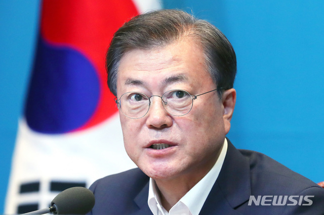 [서울=뉴시스]배훈식 기자 = 문재인 대통령이 8일 청와대 여민관에서 열린 수석·보좌관 회의에 참석해 발언하고 있다. 2020.06.08. dahora83@newsis.com