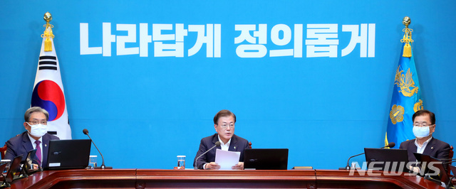 [서울=뉴시스]배훈식 기자 = 문재인 대통령이 8일 청와대 여민관에서 열린 수석·보좌관 회의에 참석해 발언하고 있다. 문 대통령 좌우에 노영민 비서실장과 정의용 국가안보실장이 자리하고 있다. 2020.06.08. dahora83@newsis.com