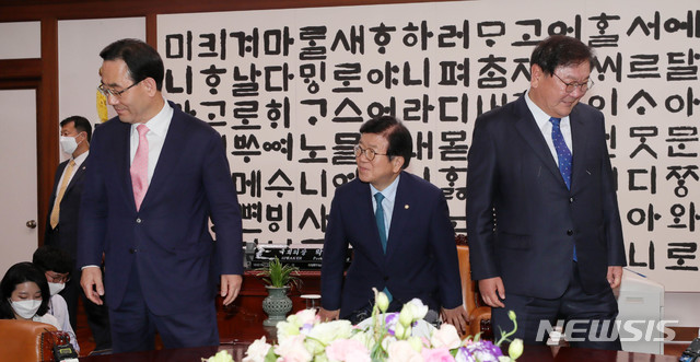 [서울=뉴시스] 장세영 기자 = 박병석 국회의장(가운데)과 주호영 미래통합당 원내대표(왼쪽), 김태년 더불어민주당 원내대표가 8일 국회 의장실에서 21대 국회 원구성 협상을 위한 회동에 참석, 회의 시작에 앞서 기념촬영 후 자리에 앉고 있다. 2020.06.08.&nbsp; photo@newsis.com