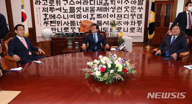 [서울=뉴시스] 장세영 기자 =&nbsp; 8일 오후 국회 의장실에서 박병석 국회의장 주재로 김태년 더불어민주당 원내대표와 주호영 미래통합당 원내대표의 회동이 열리고 있다. 2020.06.08. photo@newsis.com
