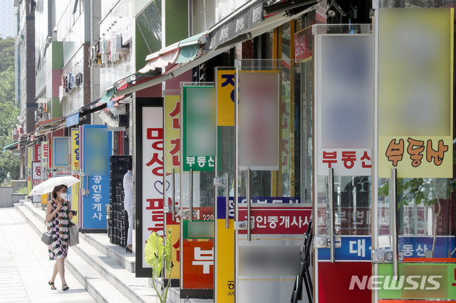 [서울=뉴시스] 김병문 기자 = 서울 시내 한 상가에 부동산 중개업소가 모여 있다. dadazon@newsis.com 이 사진은 기사 내용과 직접적 관련 없음
