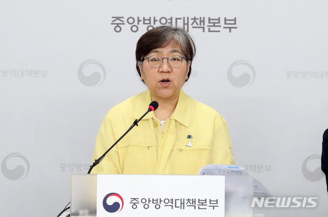 [청주=뉴시스]강종민 기자 = 정은경 중앙방역대책본부장(질병관리본부장)이 지난 8일 오후 충북 청주 질병관리본부에서 신종 코로나바이러스 감염증(코로나19) 국내 발생 현황에 대해 브리핑하고 있다. 2020.06.08.&nbsp; ppkjm@newsis.com