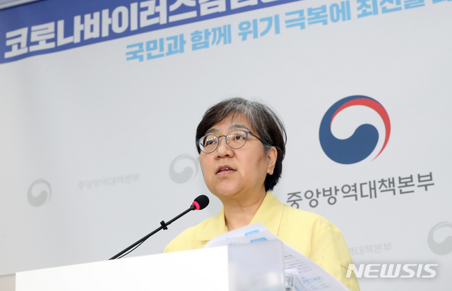[청주=뉴시스]강종민 기자 = 정은경 중앙방역대책본부장(질병관리본부장)이 8일 오후 충북 청주 질병관리본부에서 신종 코로나바이러스 감염증(코로나19) 국내 발생 현황에 대해 브리핑하고 있다. 2020.06.08.&nbsp; ppkjm@newsis.com