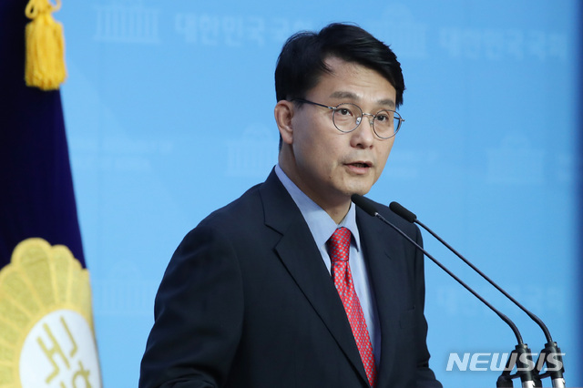 [서울=뉴시스] 김진아 기자 = 윤상현 무소속 의원이 8일 서울 여의도 국회 소통관에서 일제 강제징용 피해자 지원 법안 대표발의 기자회견을 하고 있다. 2020.06.08.&nbsp; bluesoda@newsis.com