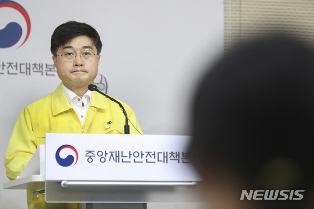 [서울=뉴시스]윤태호 중앙사고수습본부 방역총괄반장이 8일 세종시 정부세종청사에서 신종 코로나바이러스 감염증(코로나19) 관련 정례브리핑을 한 뒤 취재진의 질문을 듣고 있다. (사진=중앙재난안전대책본부 제공) 2020.06.08. photo@newsis.com