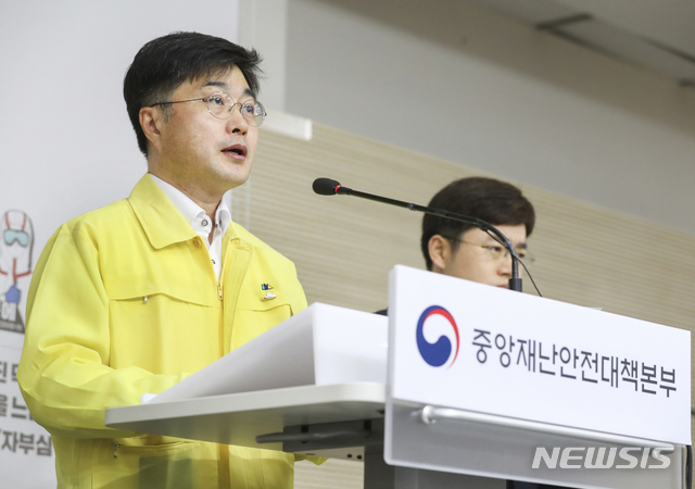 [서울=뉴시스]윤태호 중앙사고수습본부 방역총괄반장이 지난 8일 세종시 정부세종청사에서 신종 코로나바이러스 감염증(코로나19) 관련 정례브리핑을 하고 있다. (사진=중앙재난안전대책본부 제공) 2020.06.08. photo@newsis.com