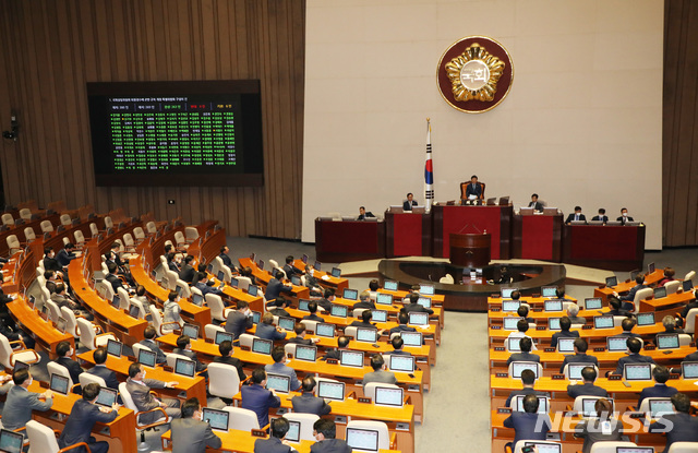 [서울=뉴시스] 김진아 기자 = 8일 서울 여의도 국회에서 열린 본회의에서 국회상임위원회 위원정수에 관한 규칙 개정 특별위원회 구성의 건이 통과되고 있다.. 2020.06.08.&nbsp; bluesoda@newsis.com 