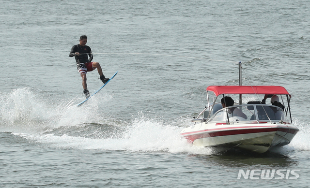 [서울=뉴시스] 이윤청 기자 = 서울 낮 최고기온 31도를 기록하는 등 전국적으로 더운 날씨를 보인 지난 8일 서울 여의도한강공원 인근에서 시민들이 수상레포츠를 즐기고 있다.&nbsp; 2020.06.08. radiohead@newsis.com