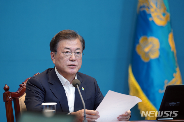 [서울=뉴시스]배훈식 기자 = 문재인 대통령이 8일 청와대 여민관에서 열린 수석·보좌관 회의에 참석해 발언하고 있다. 2020.06.08. dahora83@newsis.com