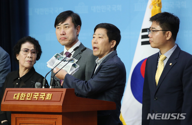 [서울=뉴시스] 김진아 기자 = 미래통합당 하태경 의원, 지성호 의원, 박상학 자유북한운동연합 대표 등 참석자들이 8일 오후 서울 여의도 국회 소통관에서 대북전단 및 북한인권 관련 입장 발표 기자회견을 하고 있다.2020.06.08. bluesoda@newsis.com
