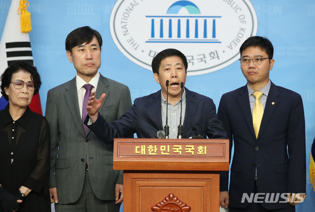 [서울=뉴시스] 김진아 기자 = 미래통합당 하태경 의원, 지성호 의원, 박상학 자유북한운동연합 대표 등 참석자들이 8일 오후 서울 여의도 국회 소통관에서 대북전단 및 북한인권 관련 입장 발표 기자회견을 하고 있다.2020.06.08. bluesoda@newsis.com