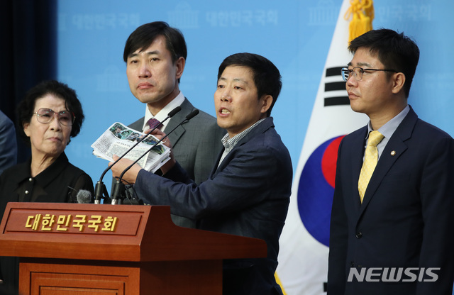 [서울=뉴시스] 김진아 기자 = 미래통합당 하태경 의원, 지성호 의원, 박상학 자유북한운동연합 대표 등 참석자들이 8일 오후 서울 여의도 국회 소통관에서 대북전단 및 북한인권 관련 입장 발표 기자회견을 하고 있다.2020.06.08.&nbsp; bluesoda@newsis.com