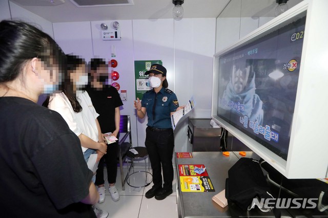 [부산=뉴시스] 하경민 기자 = 부산경찰청은 전 학교 등교수업이 시작된 8일부터 19일까지 PC방·오락실·노래연습장 등 청소년 이용시설 3585곳을 대상으로 민관 합동 특별방역활동을 전개한다고 밝혔다. 8일 오후 부산진구의 한 노래연습장에서 학생들을 대상으로 방역수칙 준수를 홍보하고 있다. 2020.06.08. yulnetphoto@newsis.com