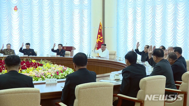 [서울=뉴시스]김정은 북한 국무위원장이 지난 7일 평양에서 북한 노동당 중앙위원회 제7기 제13차 정치국 회의를 주재했다고 8일 조선중앙TV가 보도하고 있다. (사진=조선중앙TV 캡처) 2020.06.08. photo@newsis.com