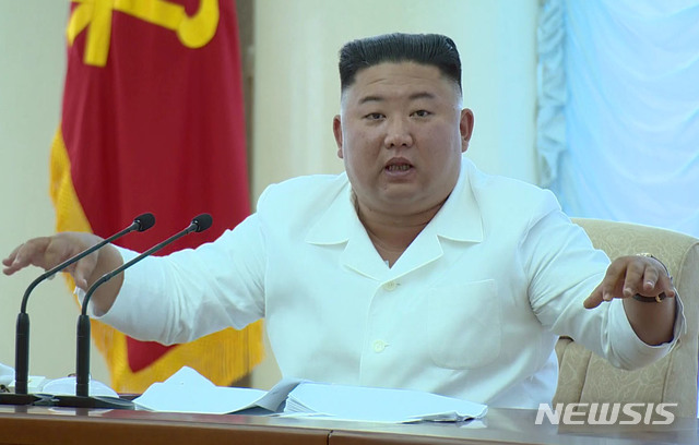 [서울=뉴시스]김정은 북한 국무위원장이 지난 7일 평양에서 북한 노동당 중앙위원회 제7기 제13차 정치국 회의를 주재했다고 8일 조선중앙TV가 보도하고 있다. (사진=조선중앙TV 캡처) 2020.06.08.&nbsp; photo@newsis.com