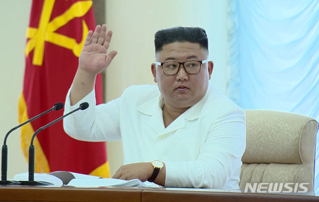 [서울=뉴시스]김정은 북한 국무위원장이 지난 7일 평양에서 북한 노동당 중앙위원회 제7기 제13차 정치국 회의를 주재했다고 8일 조선중앙TV가 보도하고 있다. (사진=조선중앙TV 캡처) 2020.06.08. photo@newsis.com
