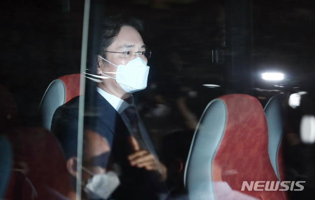 [서울=뉴시스] 이영환 기자 = 불법 경영승계 의혹 등을 받는 이재용 삼성전자 부회장이 8일 오후 서울 서초구 서울중앙지방법원에서 열린 구속 전 피의자 심문(영장실질심사)을 마친 후 호송차에 탑승해 있다. 2020.06.08.&nbsp; 20hwan@newsis.com