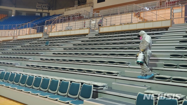 [진주=뉴시스] 진주시 초전동 실내체육관 방역모습.