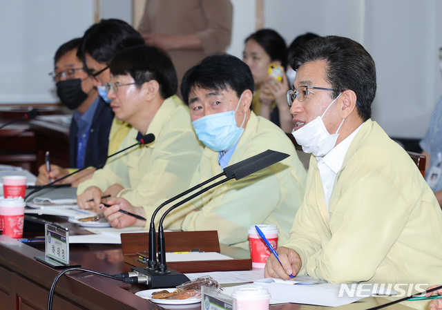 [대전=뉴시스]조명휘 기자 = 허태정 대전시장이 9일 오전 시청 중회의실에서 '대전센트럴파크 조성 기본계획' 최종 보고회에 참석해 의견을 말하고 있다. (사진= 대전시 제공). 2020.06.09. photo@newsis.com