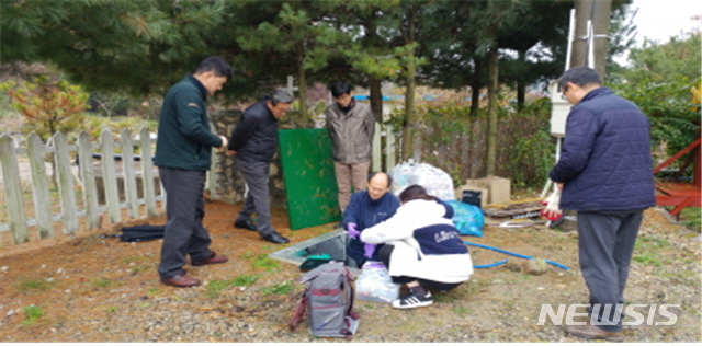 【수원=뉴시스】김경호 기자= 경기도가 지하수 시료를 채취하는 장면.