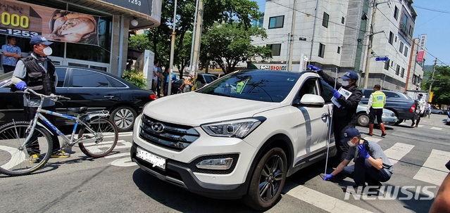 [경주=뉴시스] 이은희 기자= 9일 오후 경주경찰서와 국립과학수사연구원이 동천초등하교 인근 어린이보호구역에서 발생한 교통사고 현장에서 당시 상황을 재현하고 있다. 2020.6.9. leh@newsis.com 