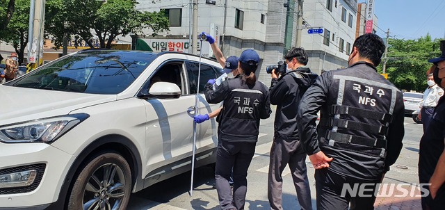 [경주=뉴시스] 이은희 기자= 9일 오후 국립과학수사연구원이 경주 동천초등학교 인근 어린이보호구역 교통사고에 대한 현장 재현에서 운전자가 피해 학생과 자전거를 볼 수 있었는지를 조사하고 있다. 2020.6.9.leh@newsis.com