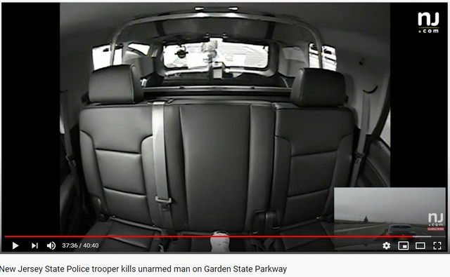 [서울=뉴시스]미국 뉴저지 검찰은 8일(현지시간) 백인 경찰이 지난달 25일 20대 비무장 흑인 모리스 고든을 제압하는 과정에서 총격을 가해 숨지게 한 동영상을 공개했다. 사진에서 차량 밖 뒤쪽에서 경찰 랜들 웨첼이 총에 맞아 스러진 고든을 바라보고 있다. (사진 = 유튜브 화면 갈무리) 2020.6.9. 
