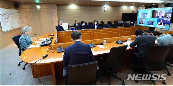 [서울=뉴시스] 강경화 장관은 6월9일 국제민주주의선거지원연구소(International IDEA)*와 주한스웨덴대사관이 공동으로 주최하는 '코로나 시대 민주주의'주제의 웹세미나에 참석했다. (사진/외교부 제공) photo@newsis.com