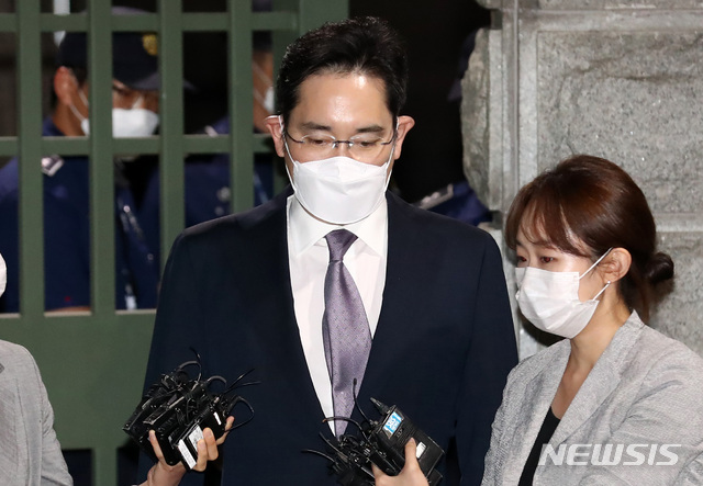 [의왕=뉴시스] 이영환 기자 = 불법 경영승계 혐의 등을 받는 이재용 삼성전자 부회장이 9일 오전 구속영장이 기각되자 경기 의왕시 서울구치소를 나서고 있다. 2020.06.09.&nbsp; 20hwan@newsis.com