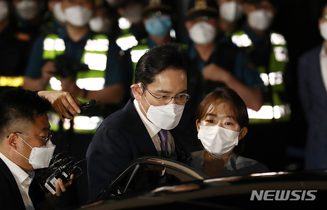 [의왕=뉴시스] 이영환 기자 = 불법 경영승계 혐의 등을 받는 이재용 삼성전자 부회장이 9일 오전 구속영장이 기각되자 경기 의왕시 서울구치소를 나서고 있다. 2020.06.09. 20hwan@newsis.com