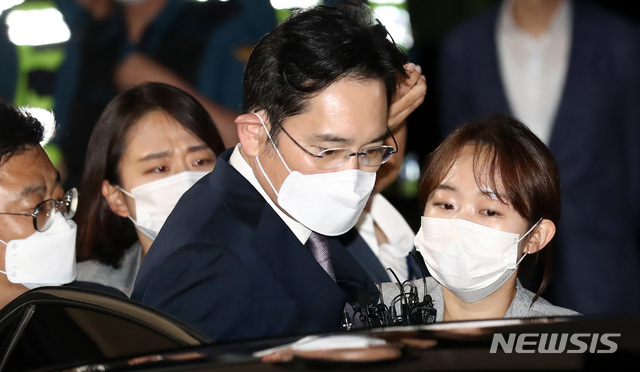 [의왕=뉴시스] 이영환 기자 = 불법 경영승계 혐의 등을 받는 이재용 삼성전자 부회장이 9일 오전 구속영장이 기각되자 경기 의왕시 서울구치소를 나서고 있다. 2020.06.09.&nbsp; 20hwan@newsis.com