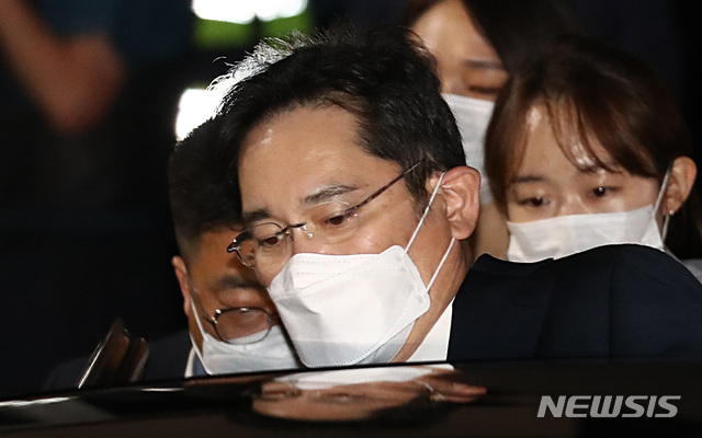 [의왕=뉴시스] 이영환 기자 = 불법 경영승계 혐의 등을 받는 이재용 삼성전자 부회장이 지난 9일 오전 구속영장이 기각되자 경기 의왕시 서울구치소를 나서고 있다. 2020.06.09. 20hwan@newsis.com