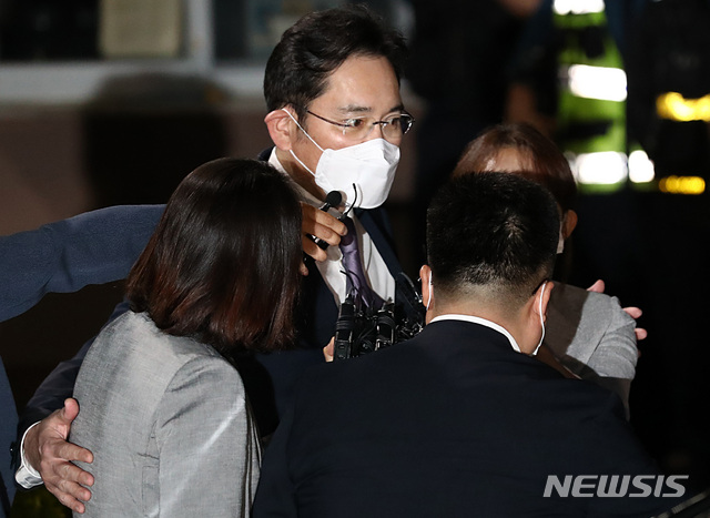 [의왕=뉴시스] 이영환 기자 = 불법 경영승계 혐의 등을 받는 이재용 삼성전자 부회장이 9일 오전 구속영장이 기각되자 경기 의왕시 서울구치소를 나서고 있다. 2020.06.09.&nbsp; 20hwan@newsis.com