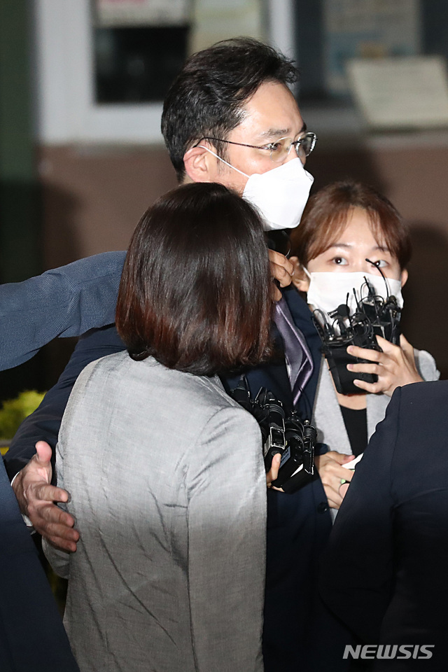 [의왕=뉴시스] 이영환 기자 = 불법 경영승계 혐의 등을 받는 이재용 삼성전자 부회장이 9일 오전 구속영장이 기각되자 경기 의왕시 서울구치소를 나서고 있다. 2020.06.09. 20hwan@newsis.com