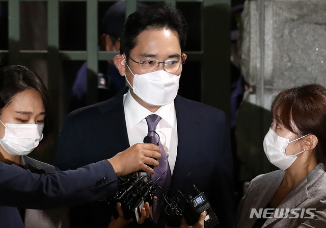 [의왕=뉴시스] 이영환 기자 = 불법 경영승계 혐의 등을 받는 이재용 삼성전자 부회장이 9일 오전 구속영장이 기각되자 경기 의왕시 서울구치소를 나서고 있다. 2020.06.09.&nbsp; 20hwan@newsis.com