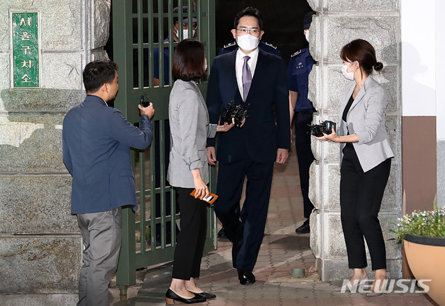 [의왕=뉴시스] 이영환 기자 = 불법 경영승계 혐의 등을 받는 이재용 삼성전자 부회장이 9일 오전 구속영장이 기각되자 경기 의왕시 서울구치소를 나서고 있다. 2020.06.09.&nbsp; 20hwan@newsis.com