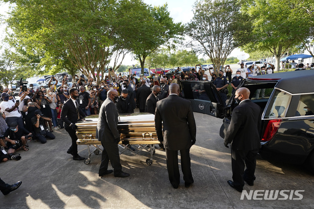 [휴스턴=AP/뉴시스]지난 8일(현지시간) 미 텍사스주 휴스턴의 '파운틴 오브 프레이즈' 교회에서 열려 조지 플로이드의 마지막 추도식이 열려 추도식을 마친 그의 시신이 교회를 떠나고 있다. 추도식 이후 플로이드의 장례식은 유족과 일부 초청객이 참석한 가운데 9일 비공개로 열리며 그의 시신은 휴스턴 외곽의 어머니 묘지 옆에 안장된다. 2020.06.10