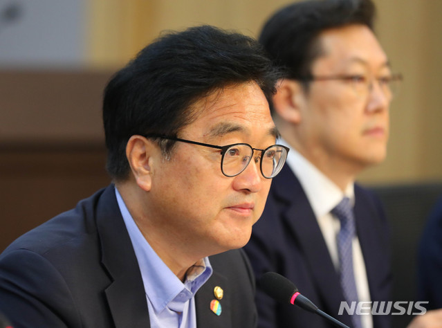 [서울=뉴시스] 장세영 기자 = 우원식 더불어민주당 의원이 9일 서울 여의도 국회 의원회관에서 열린 더불어민주당 민생연석회의·을지로위·민주연구원 주최로 21대 국회 민생공정경제 연속세미나 '제21대 국회에서 상생ㆍ공정경제 어떻게 실현할 것인가'에 참석해 인사말을 하고 있다. 2020.06.09. photothink@newsis.com